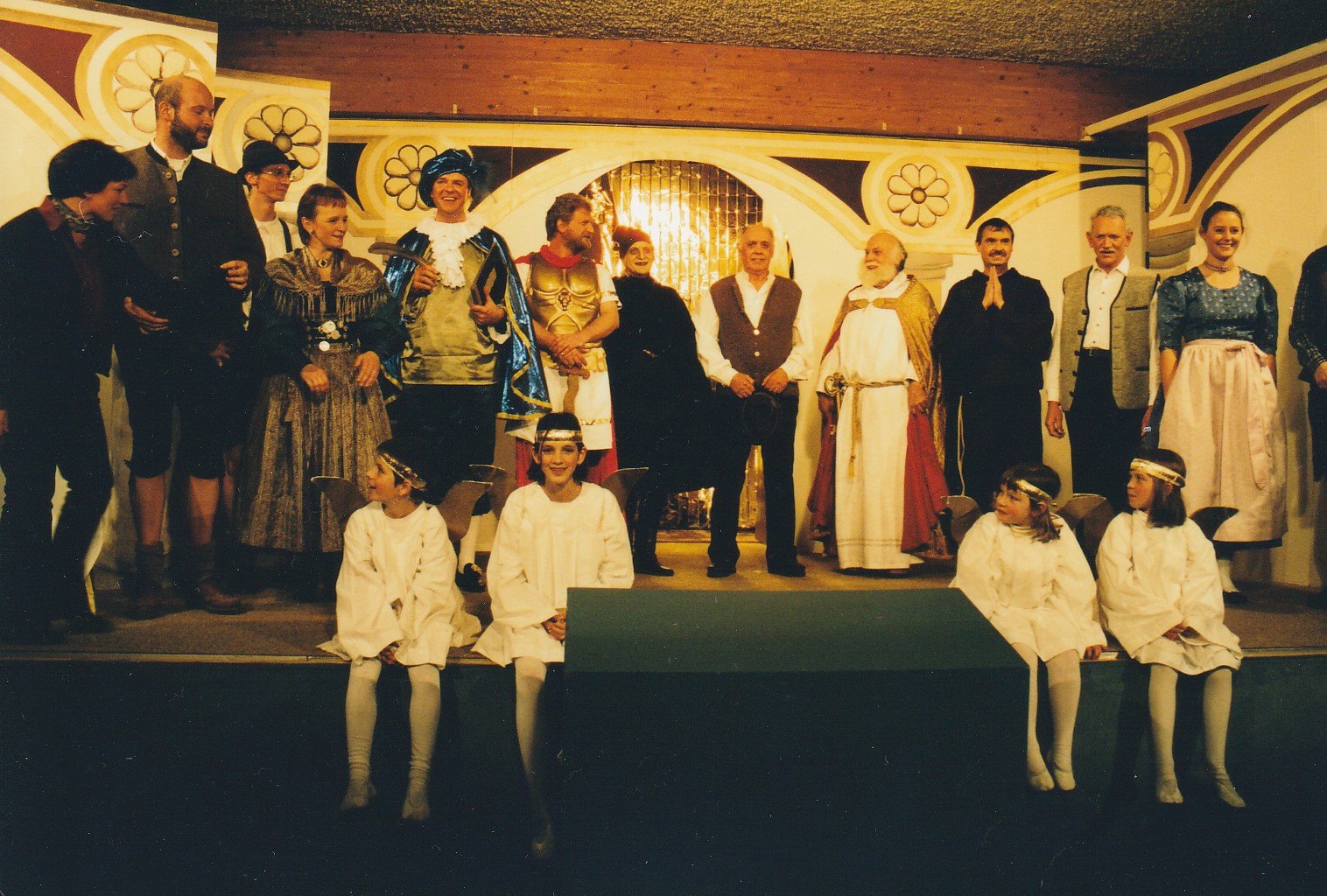 Eine Aufnahme der Theatergruppe von der Aufführung des Brandner Kaspers